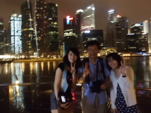 シンガポールで中国系マレー人の女の子と両手に花